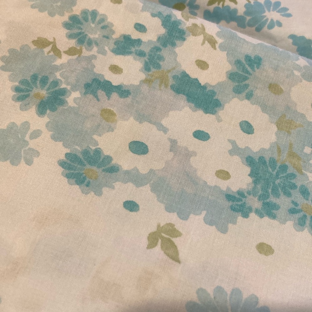 Vintage Percal twin sheet set. Blue with blue daisies. Few‎ small stains. 401